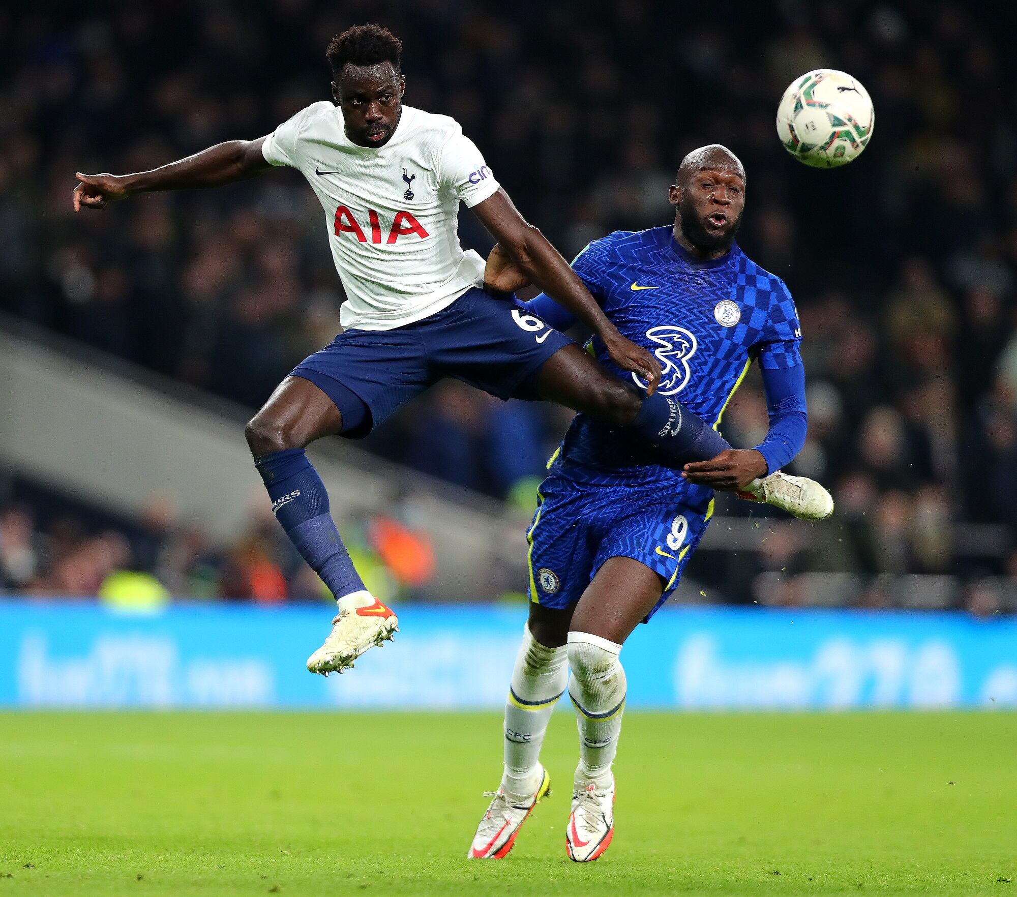 Davinson Sanchez, defensor del Tottenham Hotspur, diputando un balón con Romelu Lukaku, atacante del Chelsea