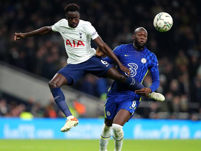 Davinson Sanchez, defensor del Tottenham Hotspur, diputando un balón con Romelu Lukaku, atacante del Chelsea