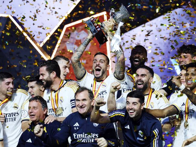 RIYADH, SAUDI ARABIA - JANUARY 14: Joselu of Real Madrid celebrates with the Super Copa de España trophy after the team&#039;s victory in the Super Copa de España Final match between Real Madrid and FC Barcelona on January 14, 2024 in Riyadh, Saudi Arabia. (Photo by Yasser Bakhsh/Getty Images)