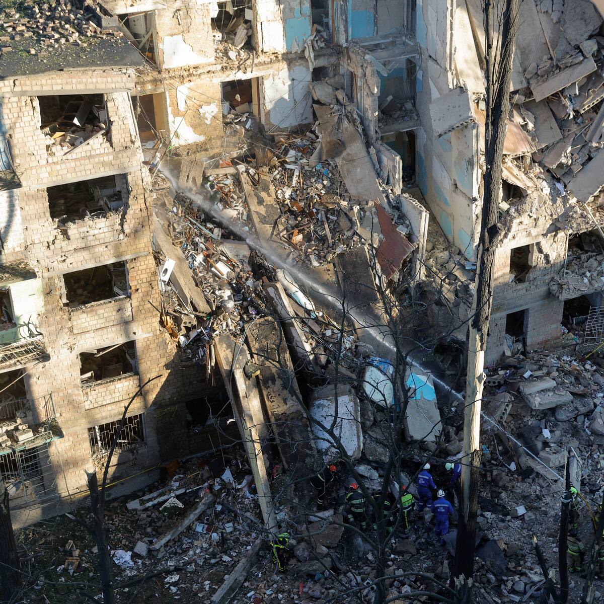 Autoridades ucranianas reportaron tres muertos en nuevo ataque de Rusia en el noreste del país