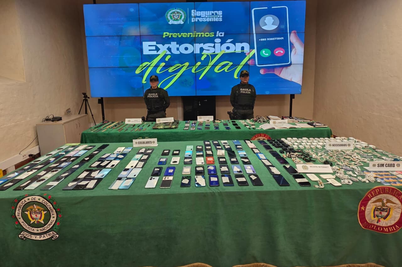 La Policía Nacional incautó en la penitenciaría El Barne celulares, sim card, modems, libretas y elememtos tecnológicos, entre otros / Foto: Policía Metropolitana de Tunja