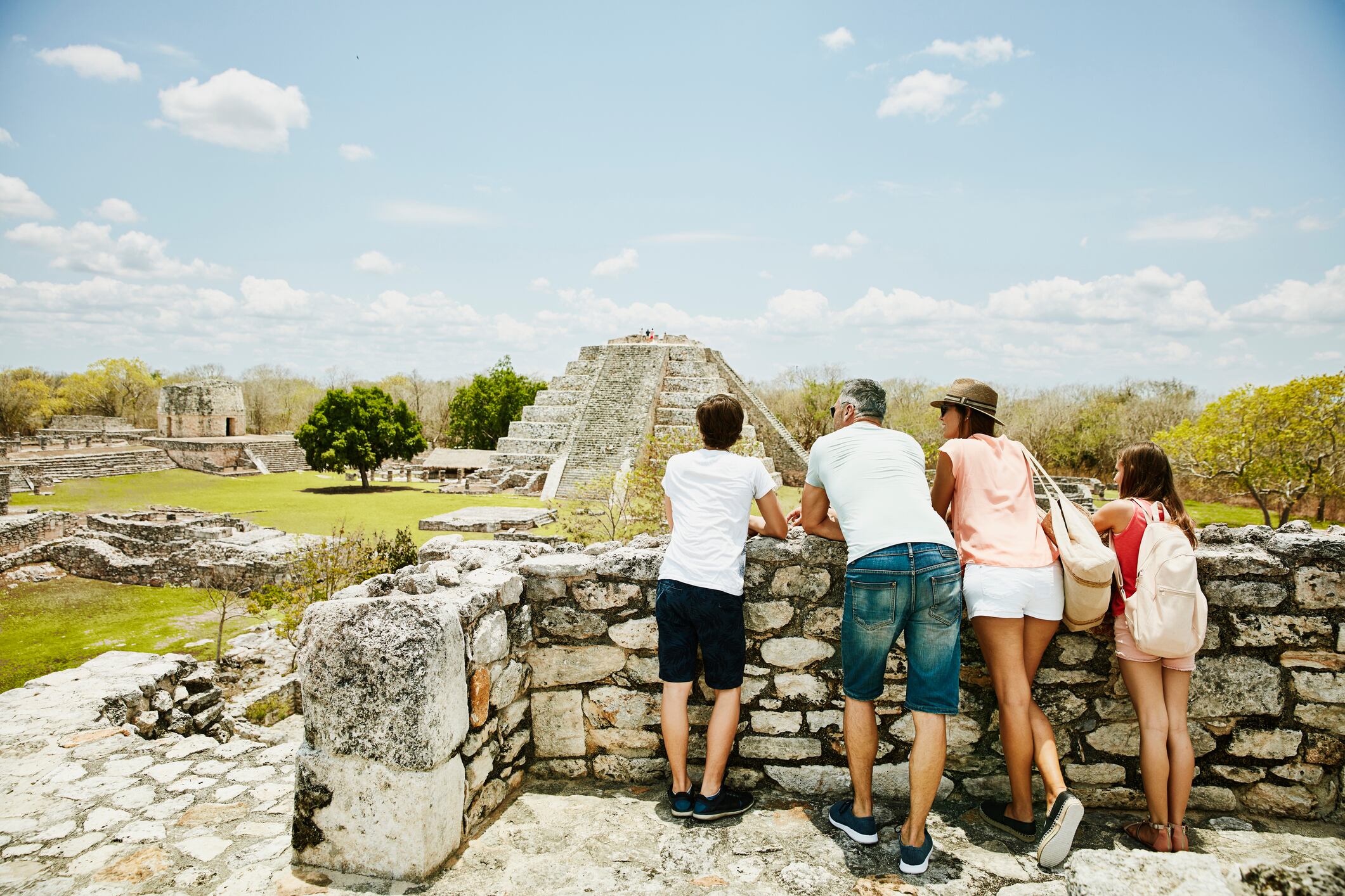 Familia visitando México, imagen ilustrativa. Foto: Getty Images.