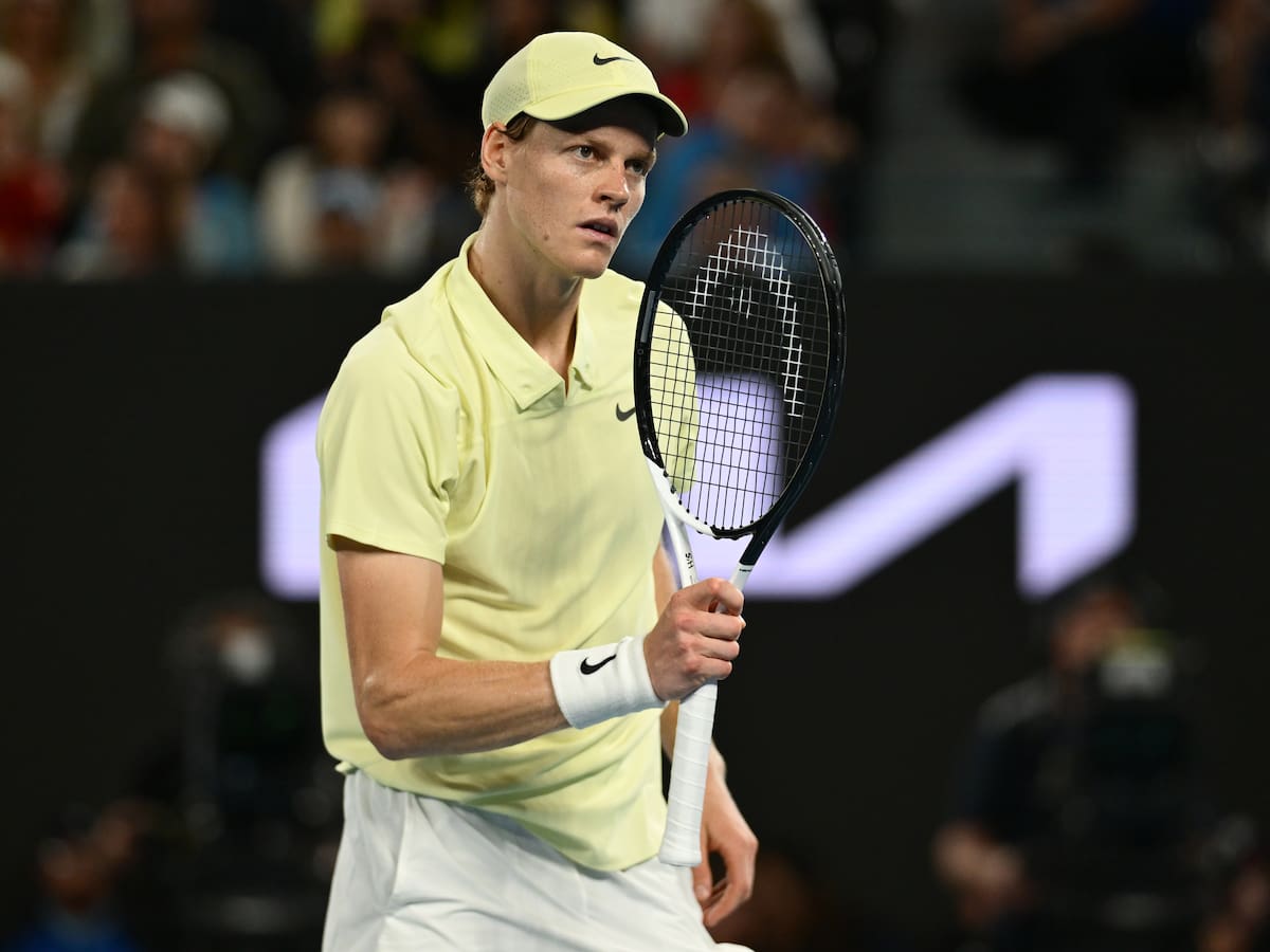 Jannik Sinner volvió a entrenarse en polvo de ladrillo tras la penalización impuesta por la AMA