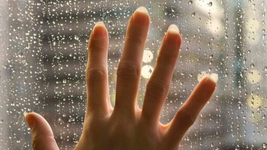 Salir cuando llueve no es una opción. Bañarse en una piscina sería una auténtica película de horror para quienes sufren de esta condición.. Foto: BBC Mundo