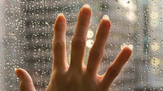 Salir cuando llueve no es una opción. Bañarse en una piscina sería una auténtica película de horror para quienes sufren de esta condición.. Foto: BBC Mundo