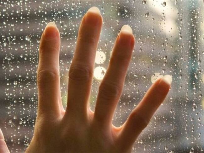 Salir cuando llueve no es una opción. Bañarse en una piscina sería una auténtica película de horror para quienes sufren de esta condición.. Foto: BBC Mundo