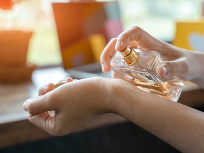 Consejos para oler a su perfume favorito todo el día. Foto: Getty