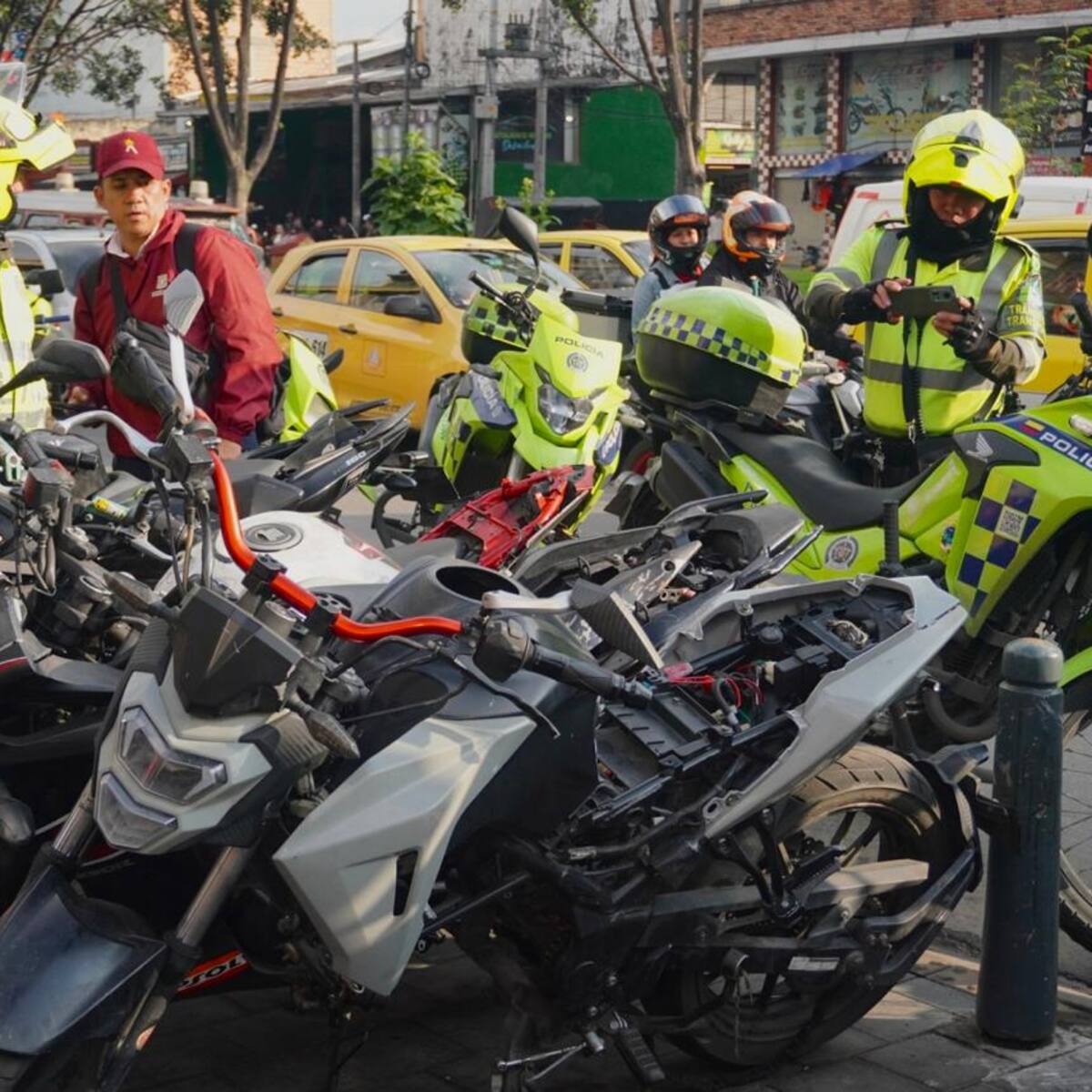 Capturas, motos recuperadas y locales sellados: así fue operativo contra comercio ilegal en Bogotá