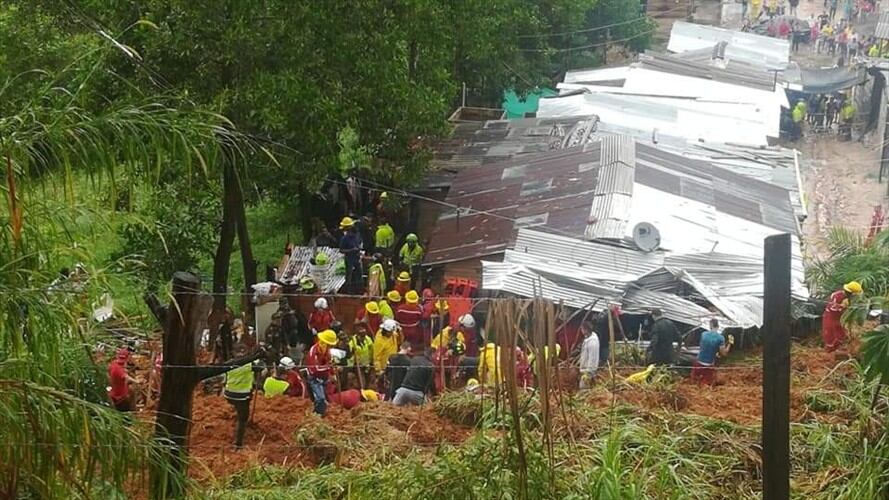 Las fuertes lluvias que se han registrado en Santander provocaron un deslizamiento de tierra en el barrio San Silvestre en Barrancabermeja. Foto: Nataly Ayala (cortesía)