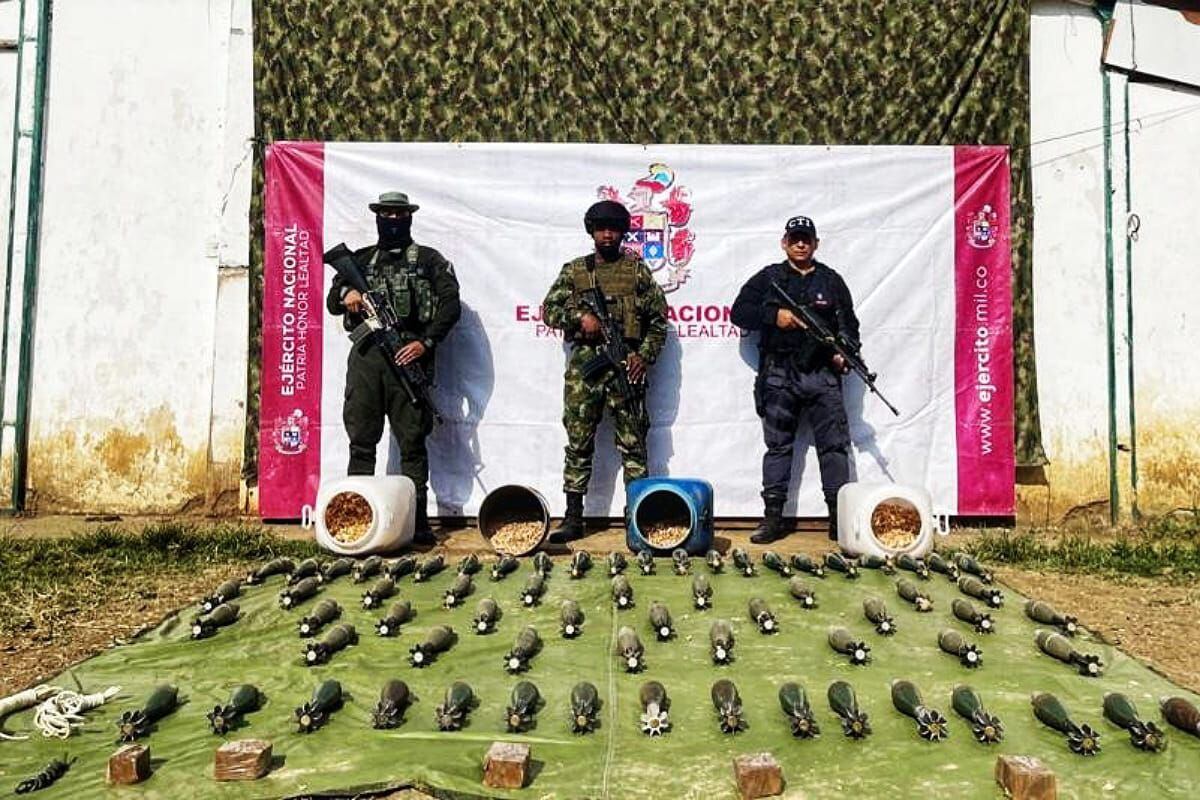 Las cargas detonantes estaban ocultas en el interior de varios barriles. Crédito: Ejército Nacional