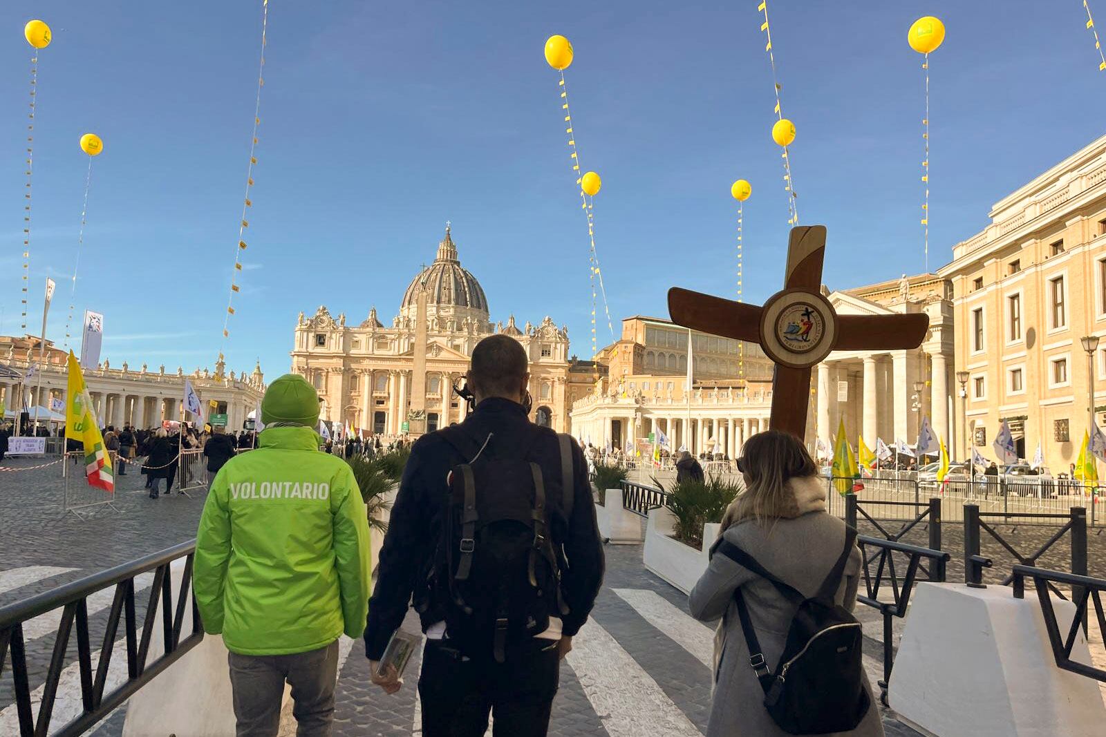 CIUDAD DEL VATICANO, 23/01/2025.- Los peregrinos llegan a la plaza de San Pedro, en el Vaticano, acompañados de uno de los voluntarios del Dicasterio para la Evangelización.