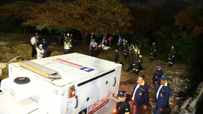 El cuerpo tuvo que ser sacado con una camilla improvisada. Foto: Cortesía