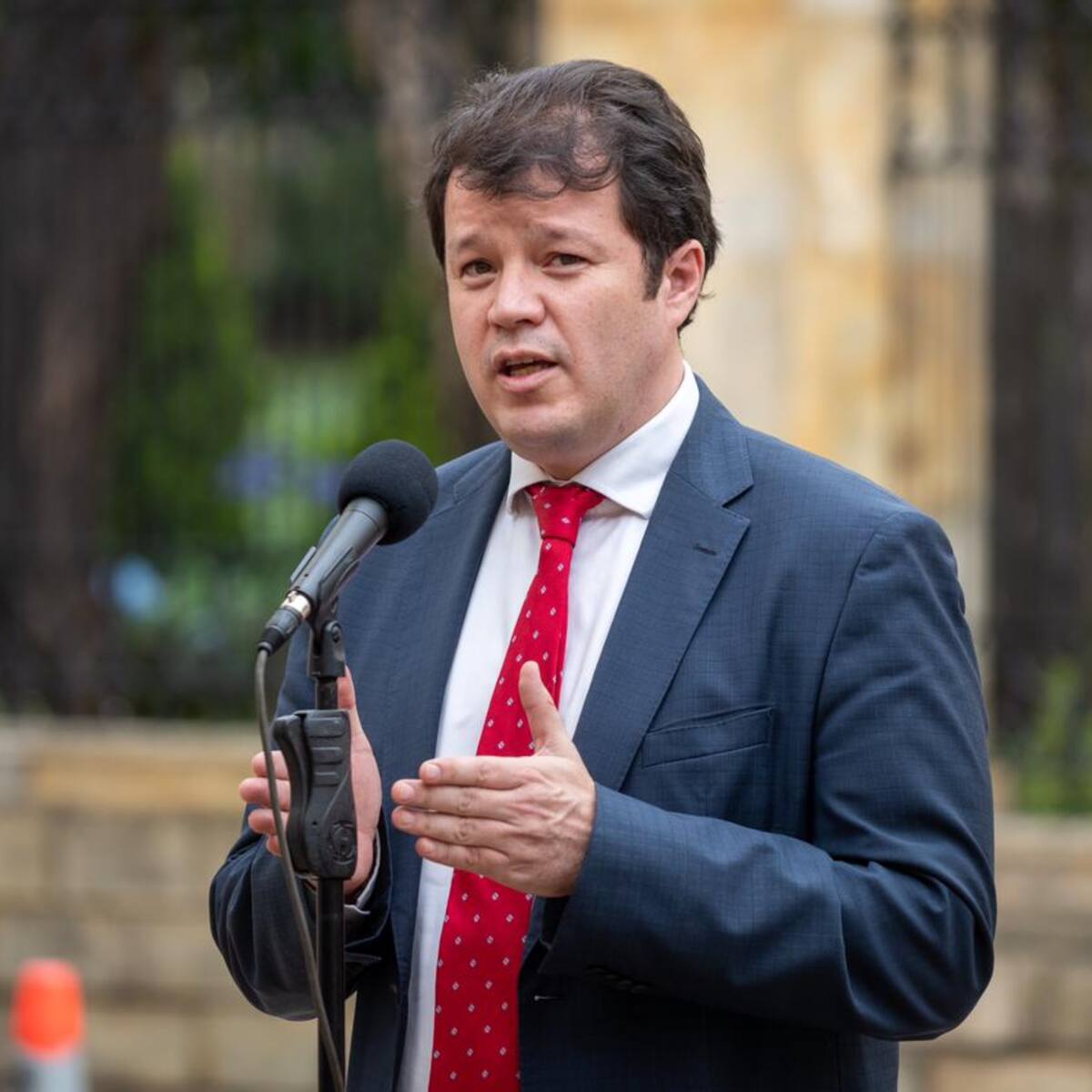 Víctor Muñoz, exdirector del DAPRE, acusa a Petro de “cortina de humo” con caso Pegasus