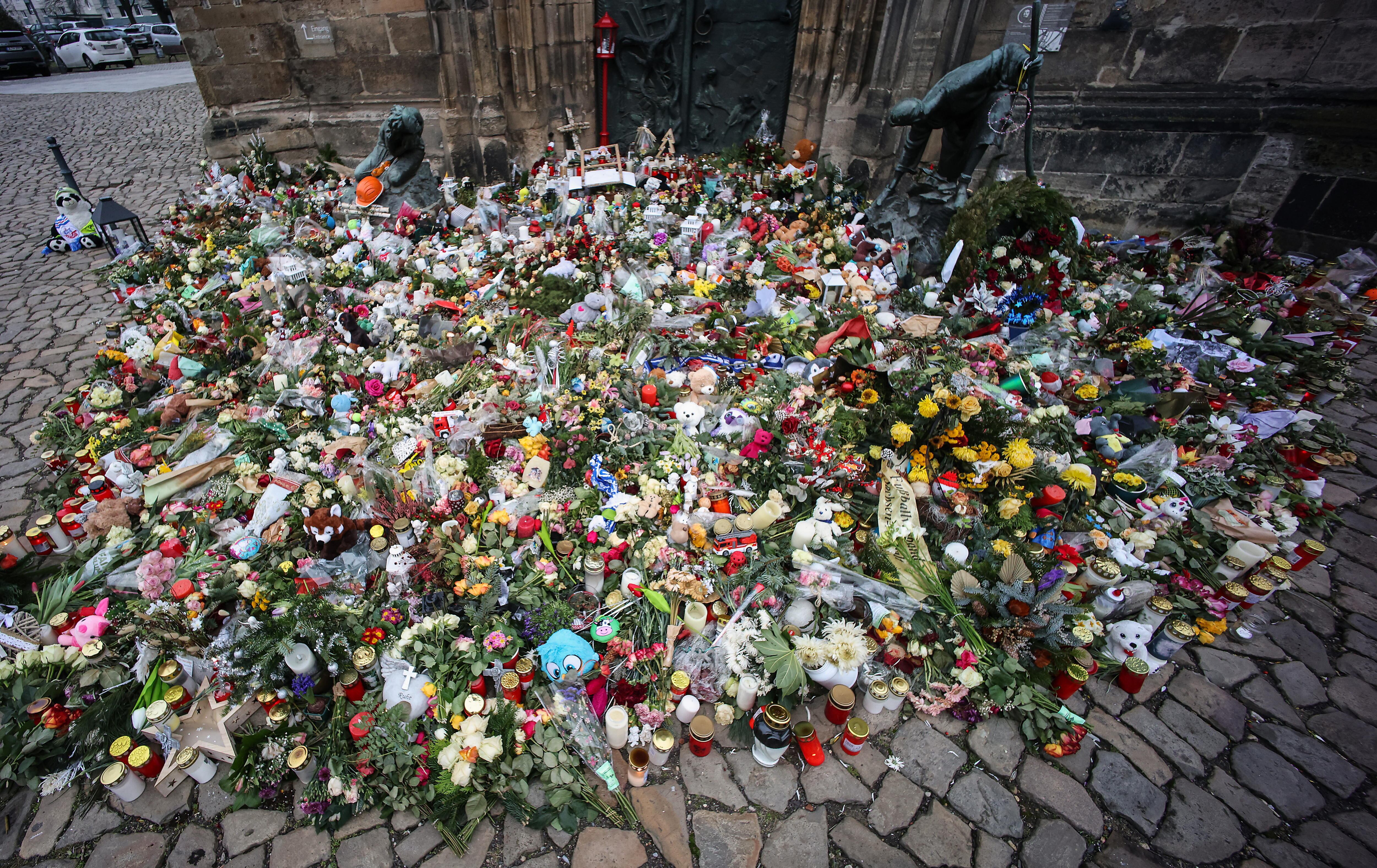 Flores y velas en el lugar del atentado que tuvo lugar en un mercadillo de Navidad en Alemania FOTO: EFE/Hannibal Hanschke