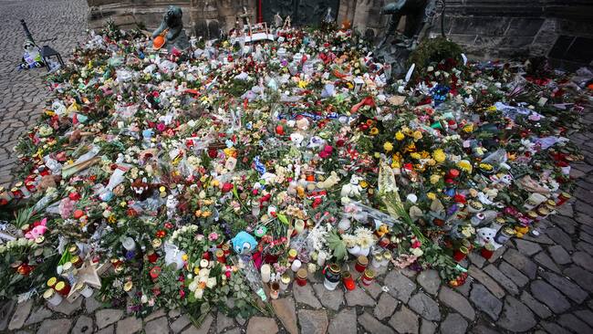 -FOTODELDÍA- MAGDEBURGO, 16/01/2025.- Flores y velas en el lugar del atentado que hace casi un mes tuvo lugar en un mercadillo de Navidad en la ciudad de Magdeburgo, en el este del país, en el que fallecieron seis personas EFE/Hannibal Hanschke