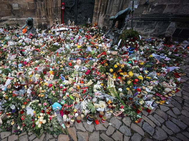 Flores y velas en el lugar del atentado que tuvo lugar en un mercadillo de Navidad en Alemania FOTO: EFE/Hannibal Hanschke