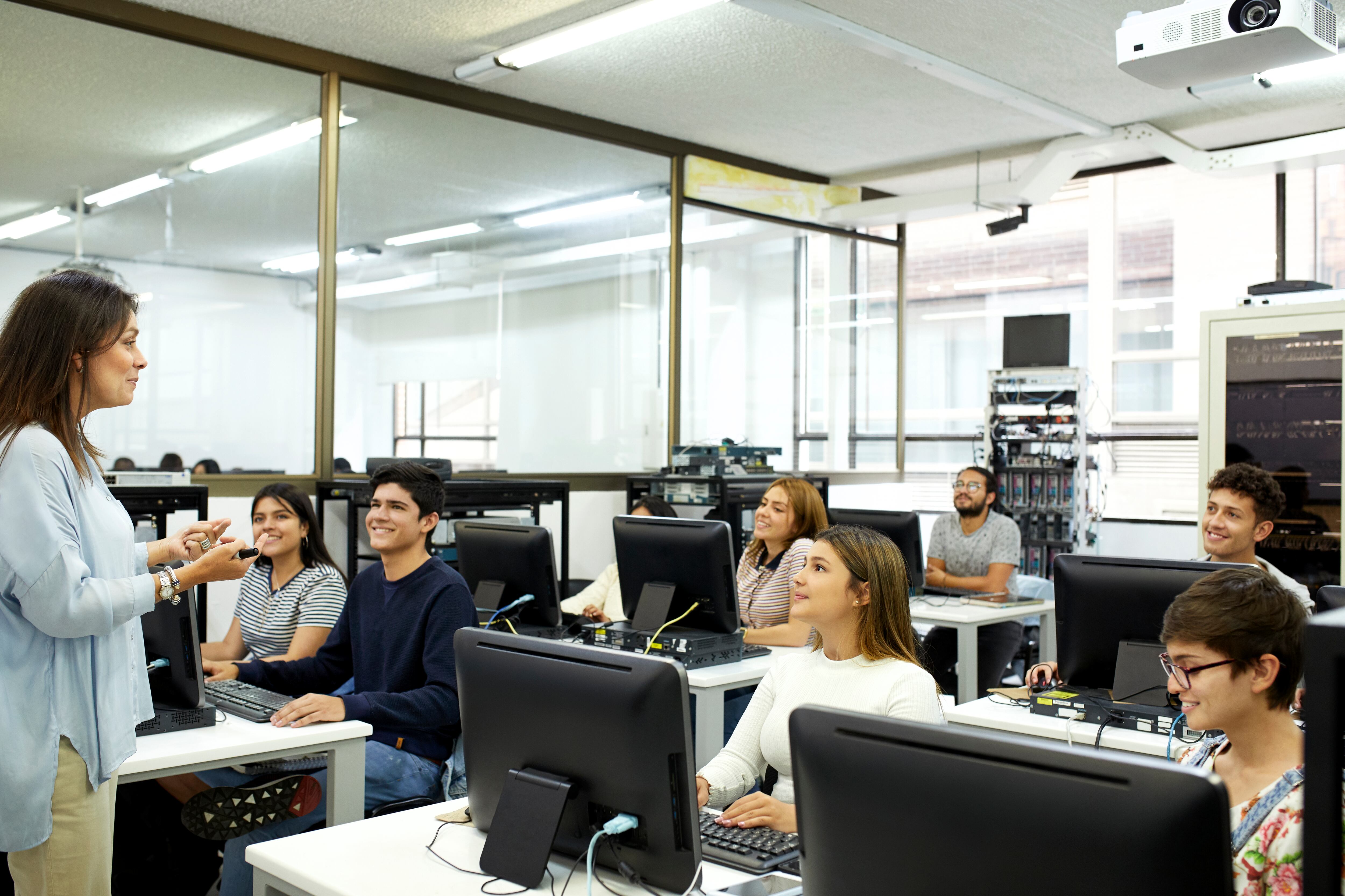 Estudiantes en un salón de clases de Universidad utilizando computadores / Foto: GettyImages