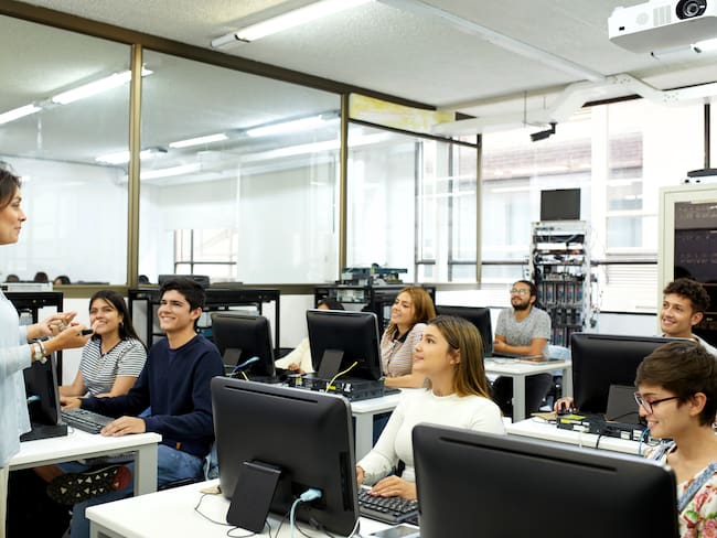 Estudiantes en un salón de clases de Universidad utilizando computadores / Foto: GettyImages