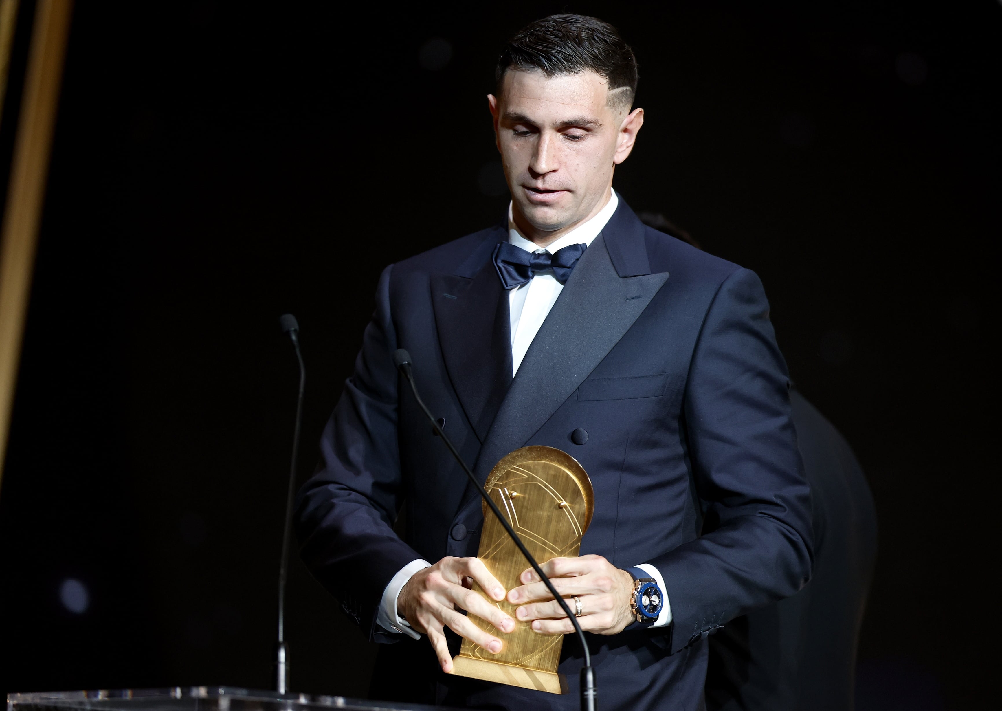 Paris (France), 28/10/2024.- Argentine and Aston Villa goalkeeper Emiliano Martinez receives the Yashin Trophy for the best goalkeeper at the Ballon d'Or 2024 ceremony at the Theatre du Chatelet in Paris, France, 28 October 2024. (Francia) EFE/EPA/MOHAMMED BADRA