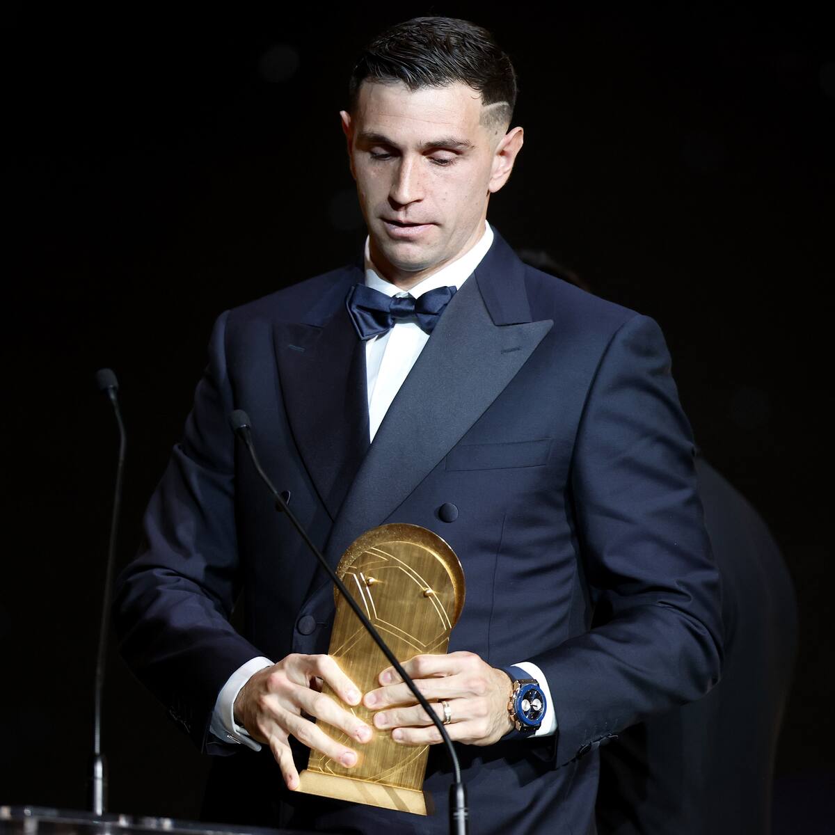 ‘Dibu’ Martínez ganó, por segunda vez consecutiva, premio Yashin al mejor portero del año