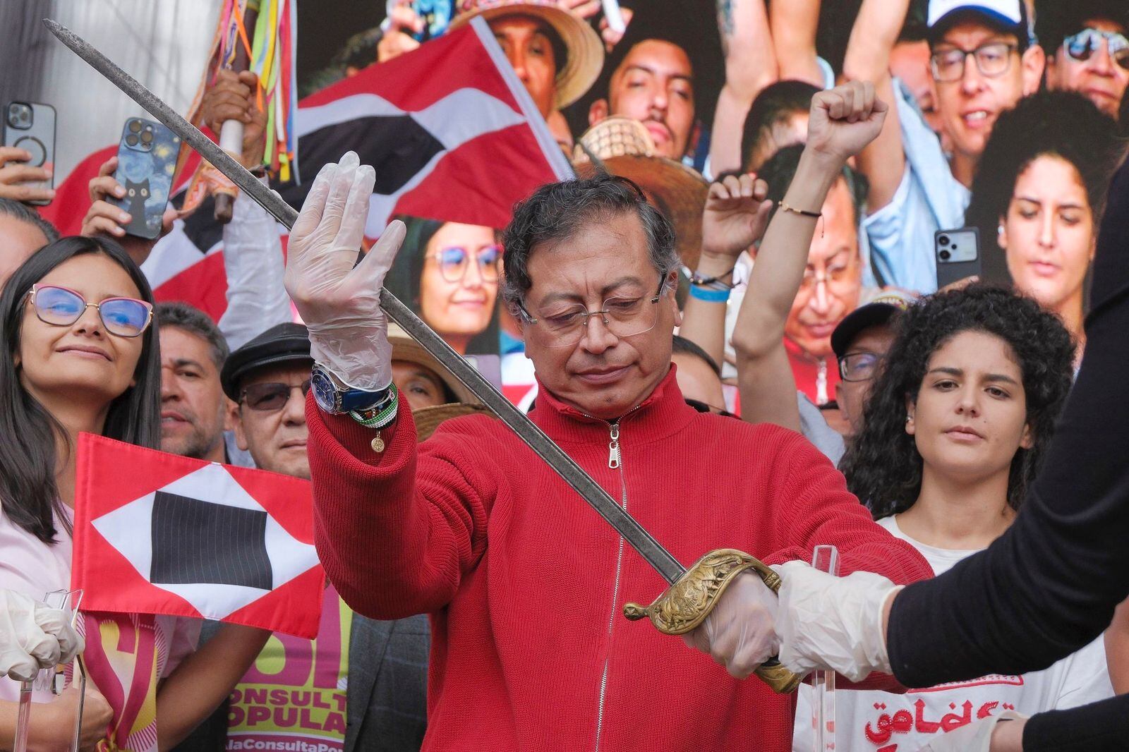 Gustavo Petro alza la espada de Simón Bolívar. Foto: cortesía Presidencia de la República