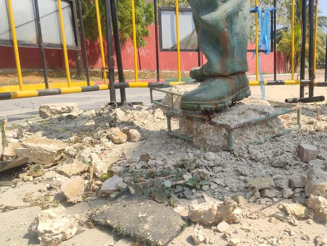 La estatua ahora está sin pedestal y su restauración dependerá de un reclamo de la Alcaldía. Crédito: Cortesía.