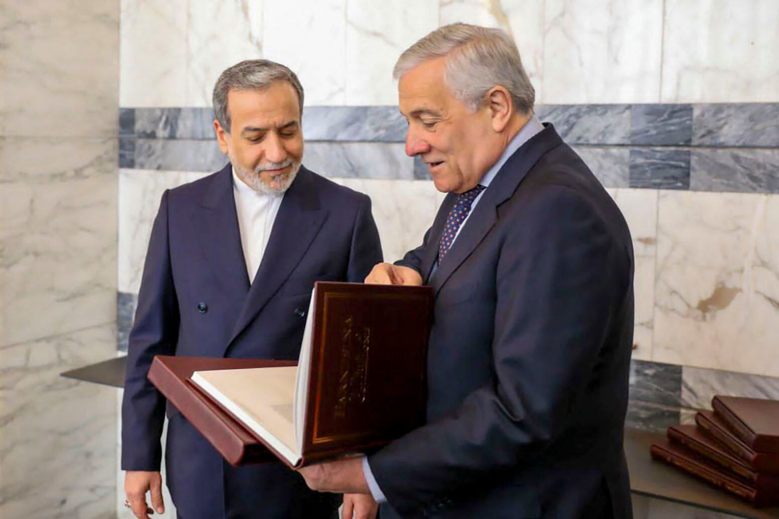 ROMA (ITALIA), 19/04/2025.- El ministro iraní de Exteriores, Abás Araqchí (i), y su homólogo italiano, Antonio Tajani. Foto: EFE/ Ministerio de Asuntos Exteriores Iraní