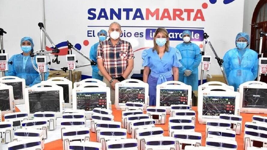 La alcaldesa de Santa Marta, Virna Johnson, entregó este jueves un lote de nuevos equipos médicos adquiridos con recursos del Distrito. Foto: Alcaldía de Santa Marta