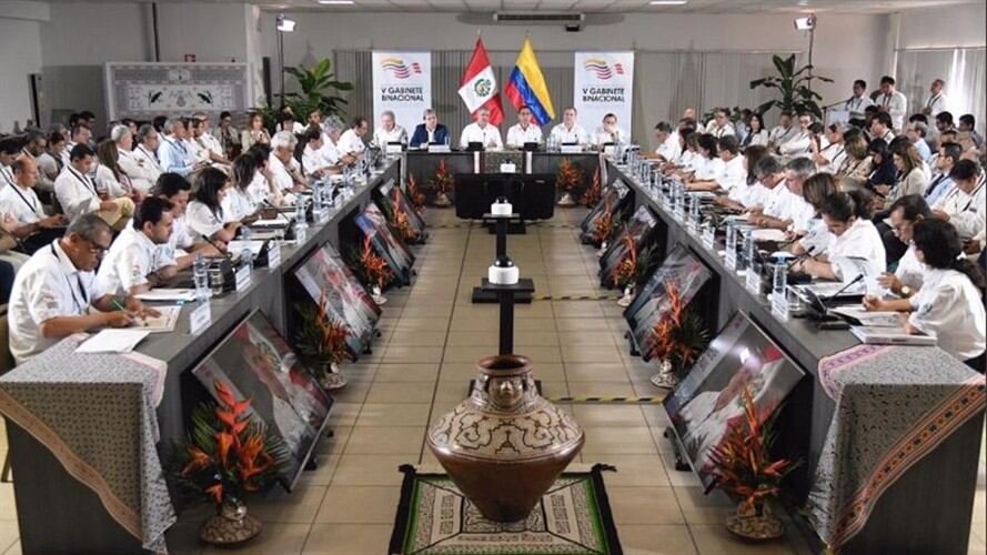 Colombia firmó memorando de entendimiento con Perú sobre tránsito terrestre. Foto: Twitter @MintransporteCo