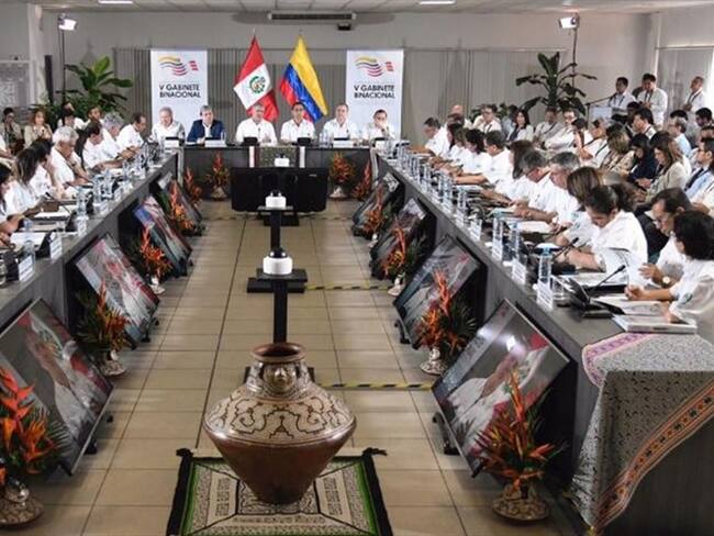 Colombia firmó memorando de entendimiento con Perú sobre tránsito terrestre. Foto: Twitter @MintransporteCo