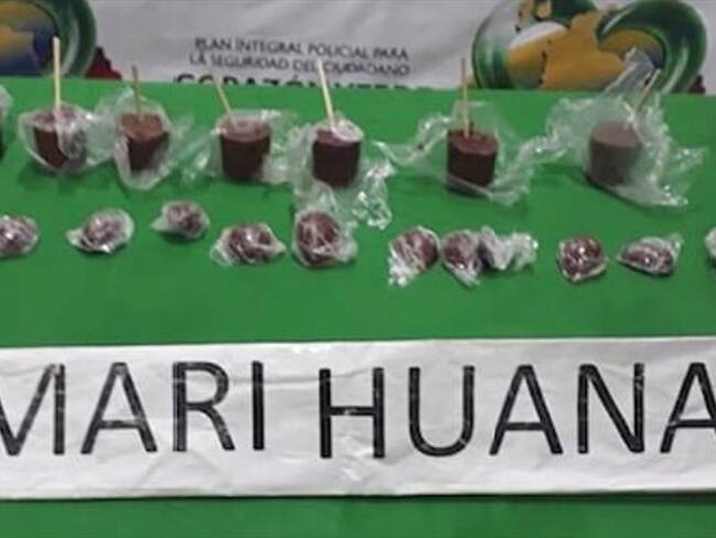 Fue detenido un hombre de 30 años que portaba bombones y otros dulces mezclados con marihuana. Foto: Policía Nacional