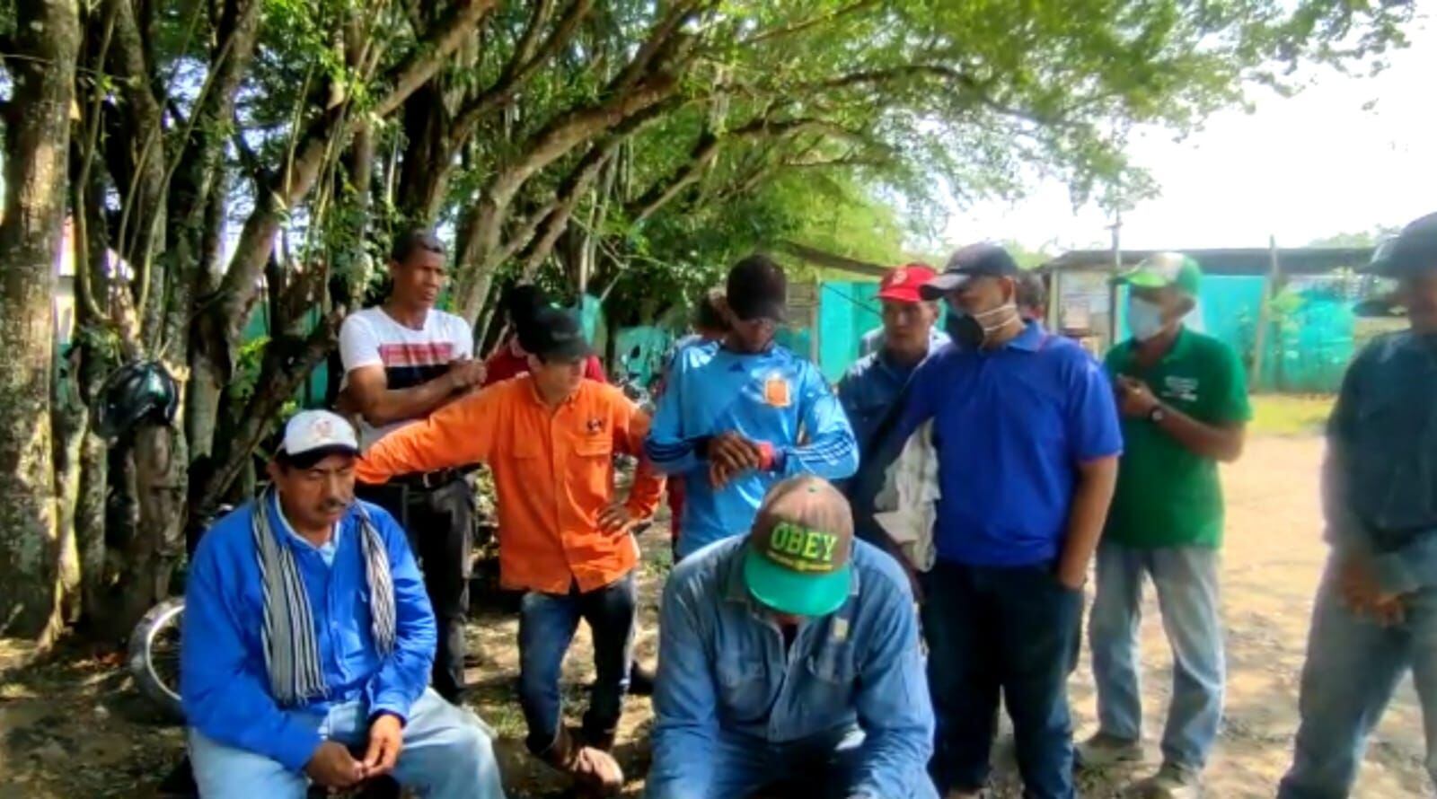 Grupo de trabajadores que protestan. Foto: W Radio.