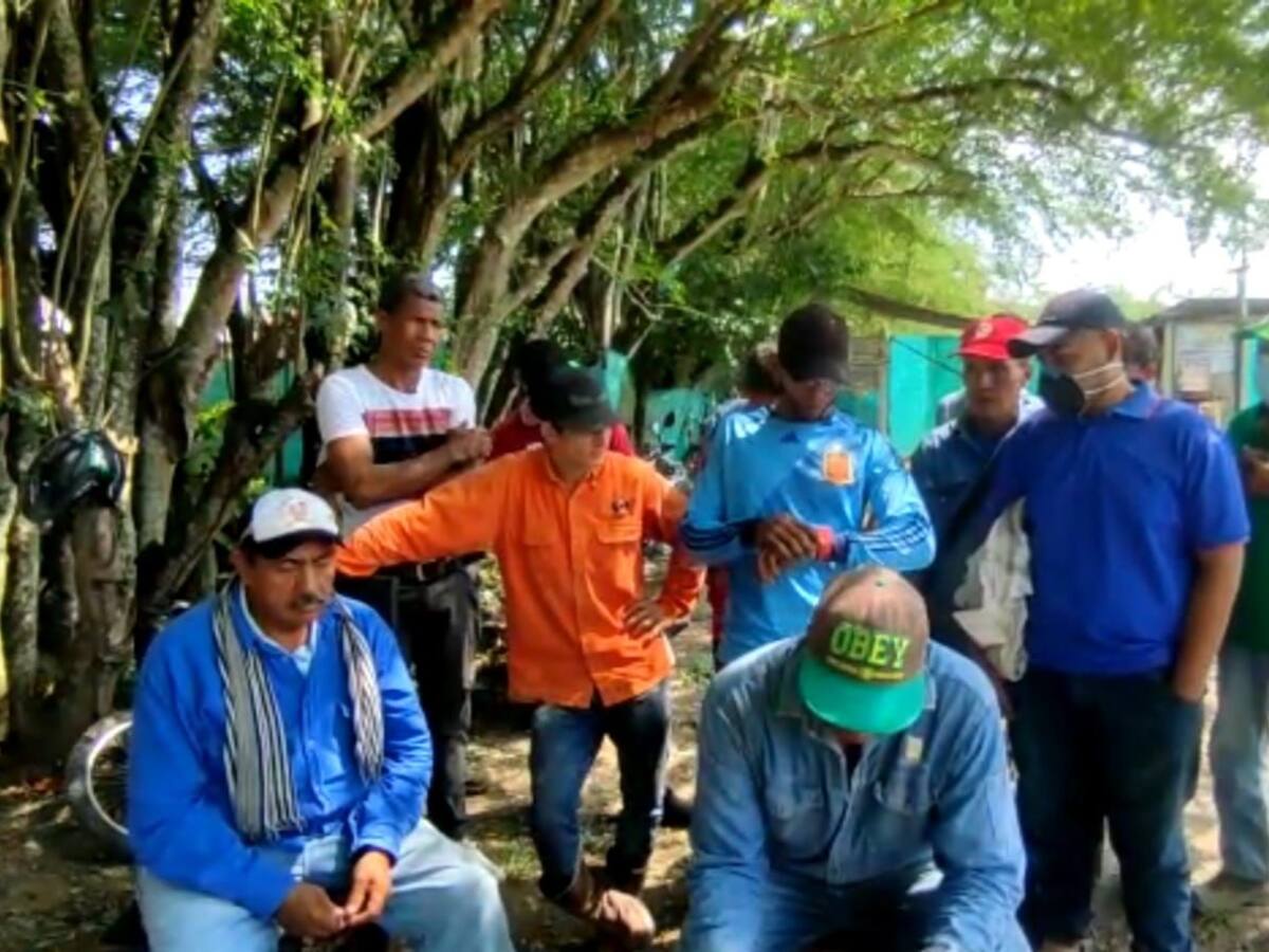 Grupo de trabajadores protesta frente a la Alcaldía de Puerto Boyacá