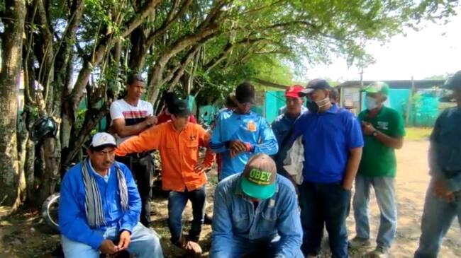 Grupo de trabajadores que protestan. Foto: W Radio.