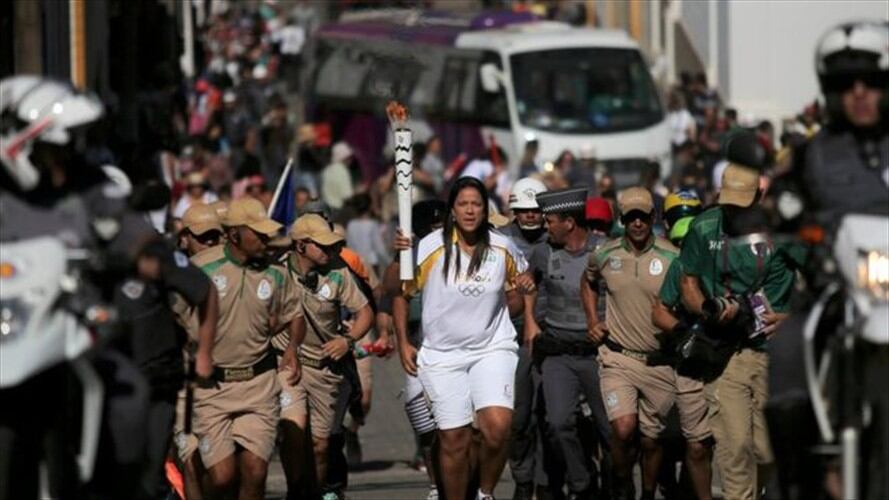 La antorcha avanza hacia Río en medio de una fuerte escolta policial. Foto: Reuters / BBC Mundo.