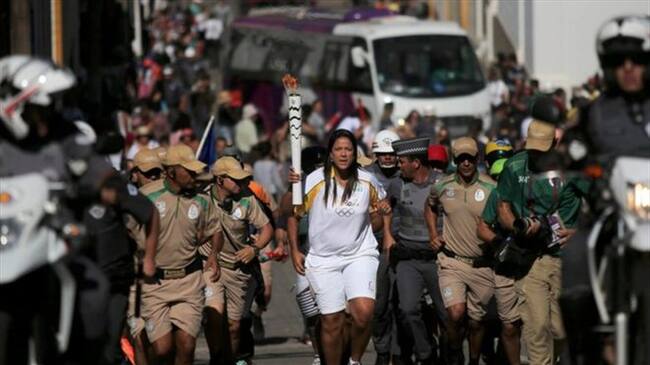 La antorcha avanza hacia Río en medio de una fuerte escolta policial. Foto: Reuters / BBC Mundo.