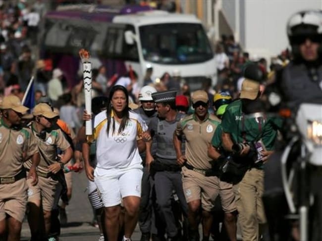 La antorcha avanza hacia Río en medio de una fuerte escolta policial. Foto: Reuters / BBC Mundo.