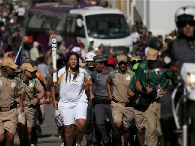 La antorcha avanza hacia Río en medio de una fuerte escolta policial. Foto: Reuters / BBC Mundo.