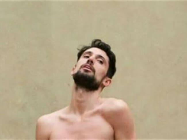 Artista español se desnuda en el museo del Prado en Madrid