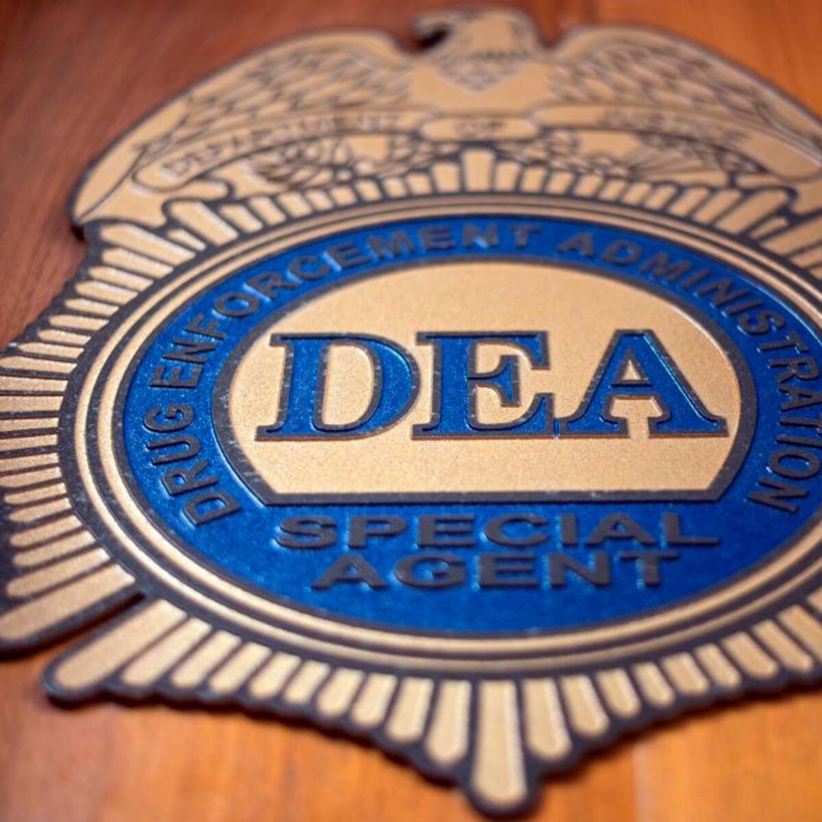 ¿Cuánto ganaría un agente de la DEA en pesos colombianos?