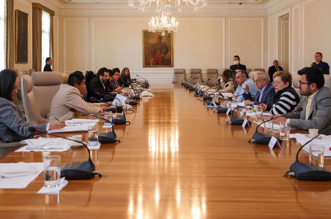 Gustavo Petro con integrantes de FOMAG