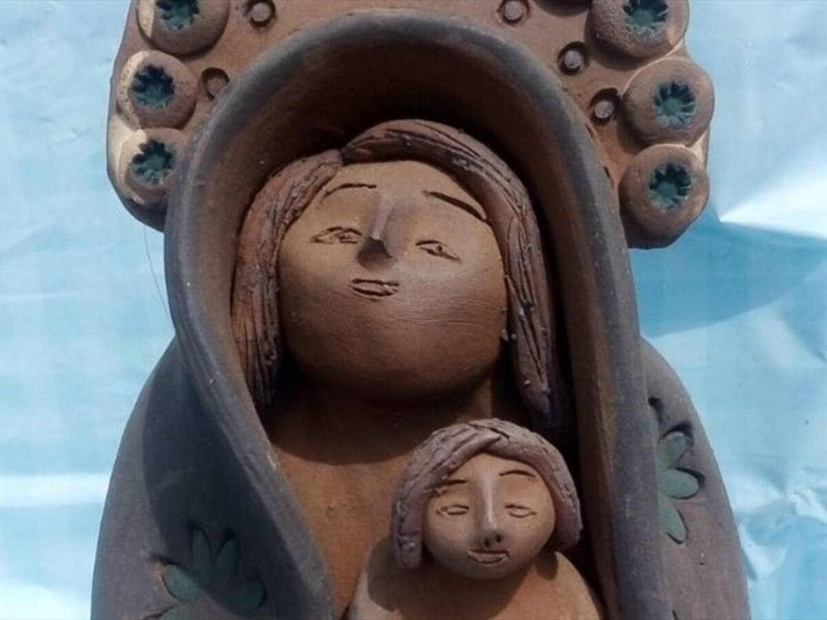 La mujer de Ráquira que se toma el mundo con vírgenes de barro, y sigue soñando