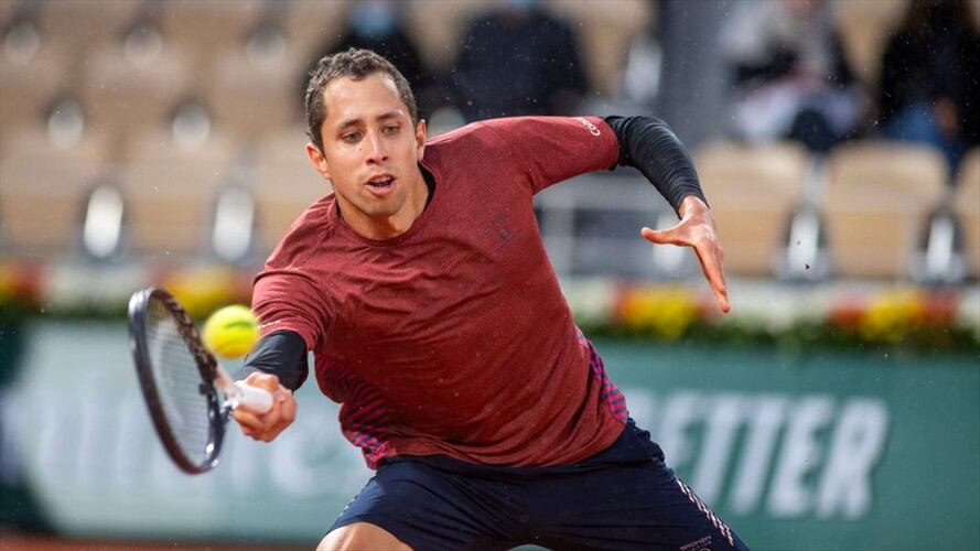 Daniel Elahi Galan en acción contra Novak Djokovic. Foto: Getty Images / TIM CLAYTON