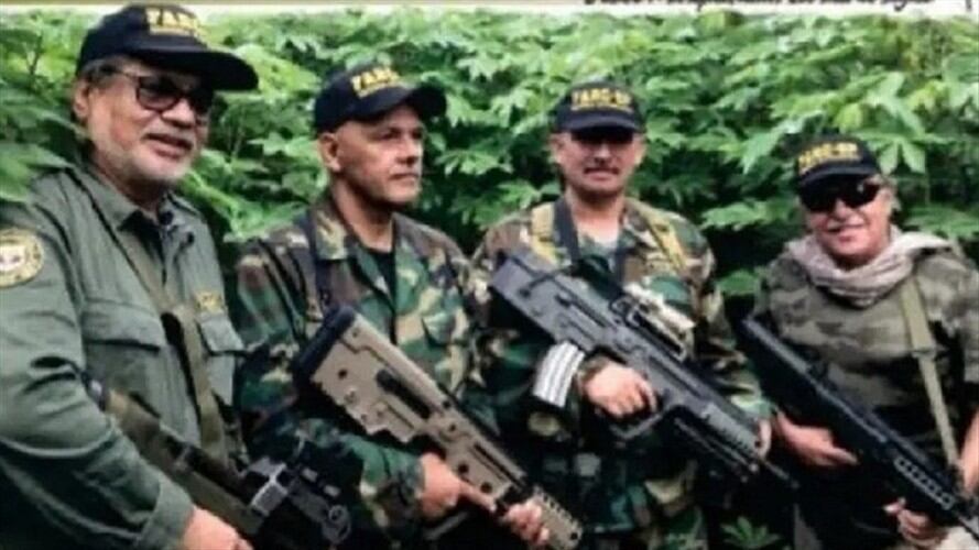 En una fotografía que acompaña el comunicado aparecen ‘Iván Márquez’, ‘Jesús Santrich’ y ‘El Paisa’.. Foto: http://farc-ep.net/