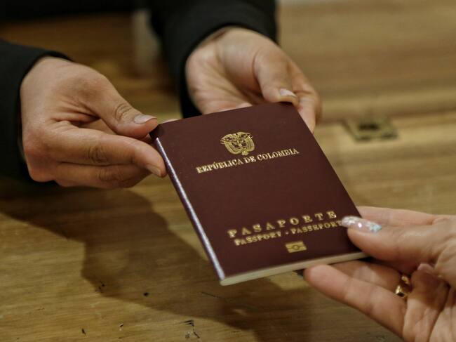 Bogotá. Agosto 5 de 2021. Inauguración de la nueva sede de expedición de pasaportes en el Palacio de San Carlos. En la foto: Pasaporte Colombiano (Colprensa - Camila Díaz)