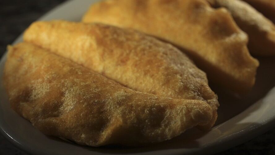 Un hombre fue multado con más de 800.000 pesos en Bogotá por comprar una empanada en la calle. Foto: Getty Images