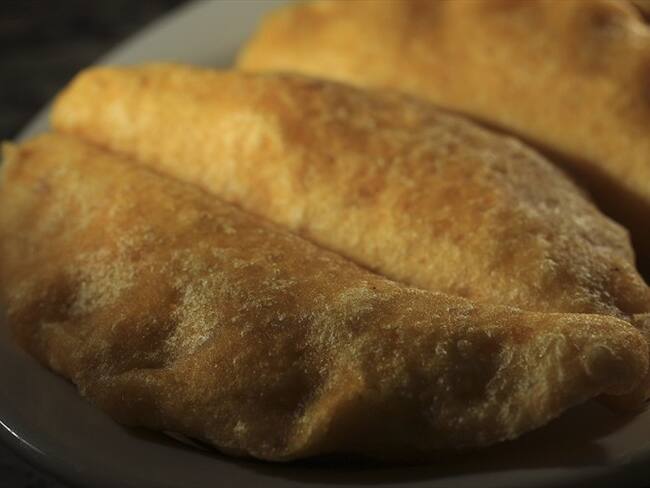 Un hombre fue multado con más de 800.000 pesos en Bogotá por comprar una empanada en la calle. Foto: Getty Images