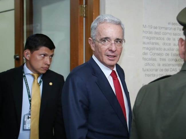 Álvaro Uribe ya está vinculado al proceso penal, dice el juez. Foto: Colprensa / CAMILA DÍAZ