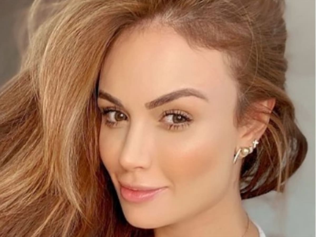 Derroche de sensualidad de Sara Uribe bailando sin camiseta al ritmo de Carlos Vives