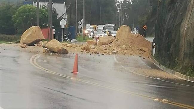 Deslizamiento en la vía Bogotá - La Calera. Foto: Bomberos de Cundinamarca